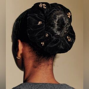 SEZANE VELVET SCRUNCHIE. Black Gold floral